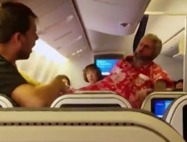 Άγριο ξύλο μεταξύ επιβατών αεροσκάφους! (βίντεο)